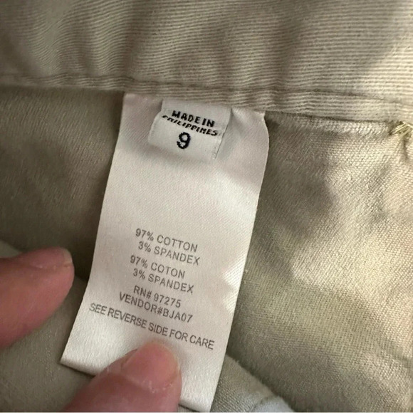 Fox women's size 9 bermuda cream shorts Waist 17", inseam 11", rise 9" - Picture 4 of 4